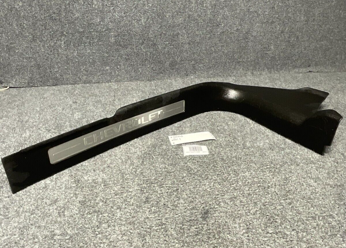 2015-20-Chevrolet-Suburban-RH-Passenger-Side-Door-Sill-Kick-Scuff-Panel-23433401-335494135909